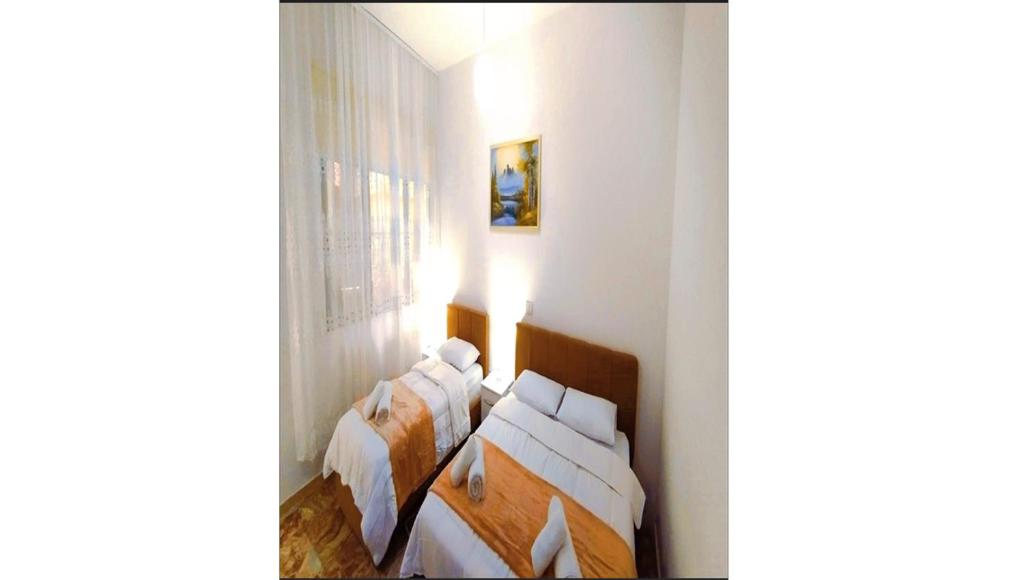 Una cama o camas en una habitación de Sazan Apartment