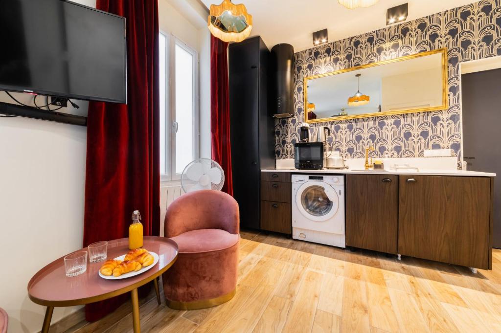 - un salon avec une table, un lavabo et un lave-linge dans l'établissement Studio lumineux et moderne proche du metro - 2P, à Paris