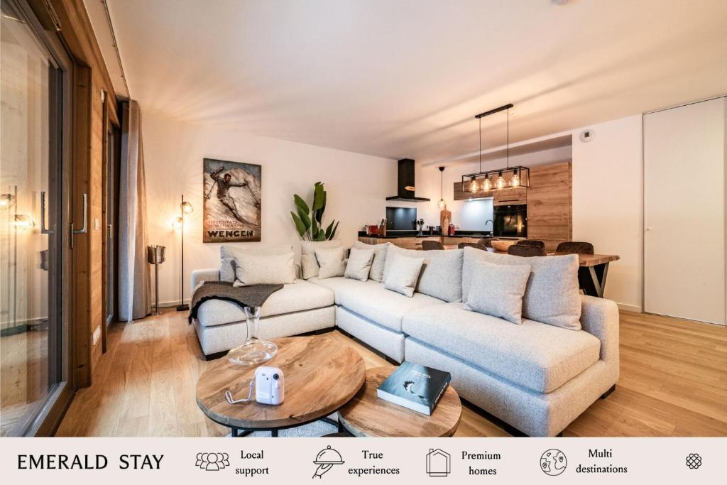 un salon avec un canapé et une table dans l'établissement Apartment Osmose 002, Châtel - by EMERALD STAY, à Châtel