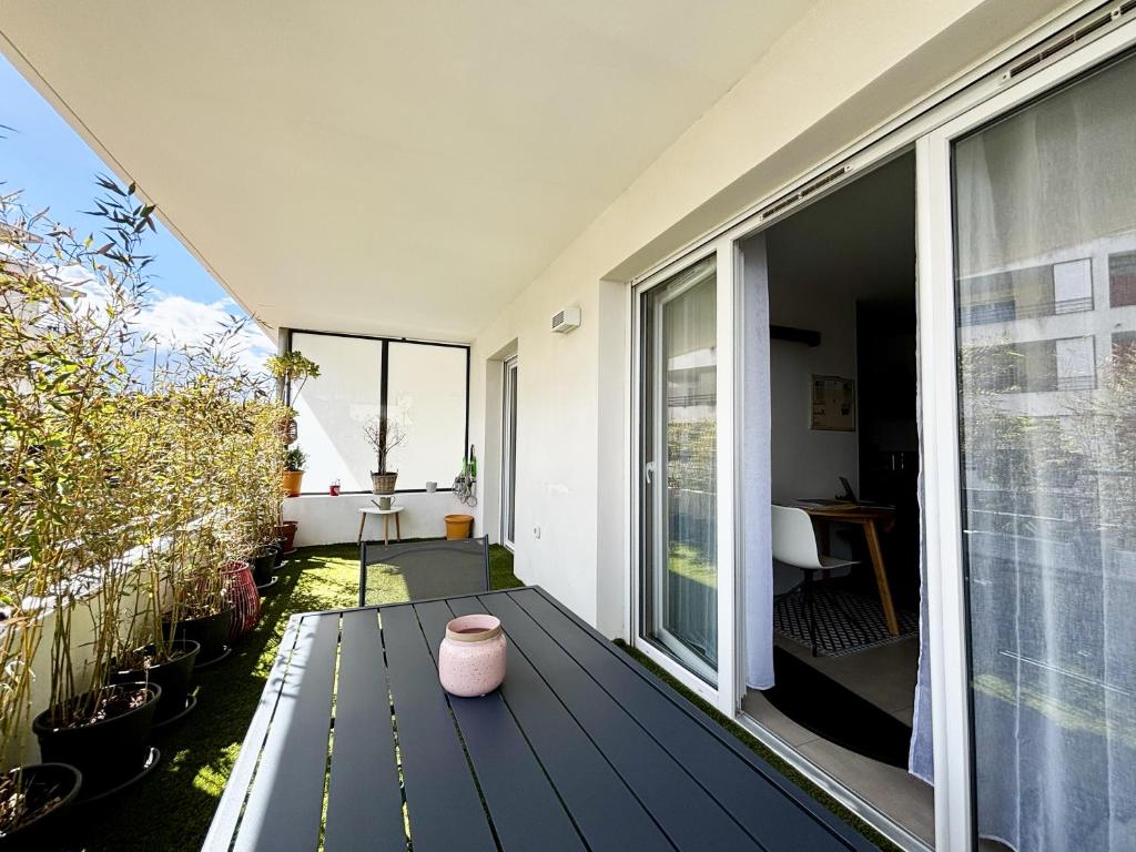 un petit balcon avec un banc en bois sur une maison dans l'établissement Casamea - Terrasse, Proche Hôpital, WiFi, Clim, à Ajaccio