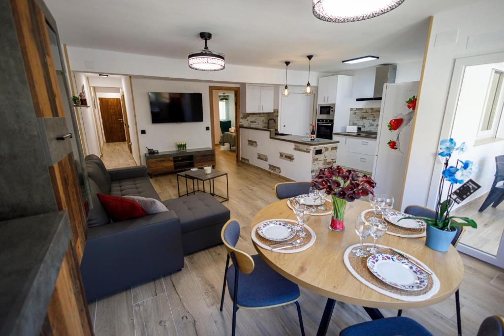 ペニスコラにあるApartamento Can Feliuのテーブルとソファのあるリビングルーム