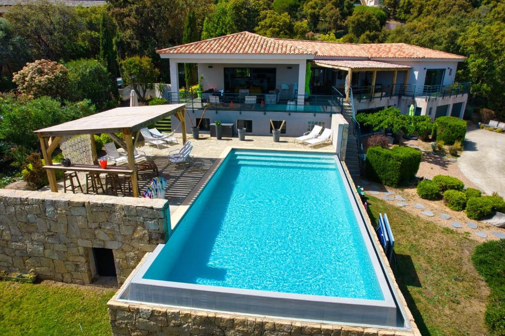 - une vue sur la piscine en face d'une maison dans l'établissement Valsamilo by Pinarello Villa Services, à Pinarellu