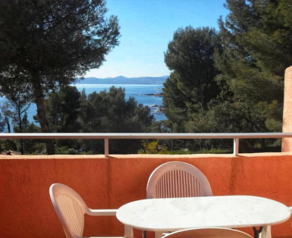 une table et des chaises sur un balcon avec vue sur l'eau dans l'établissement Location Appartement 200m Mer, à Saint-Raphaël
