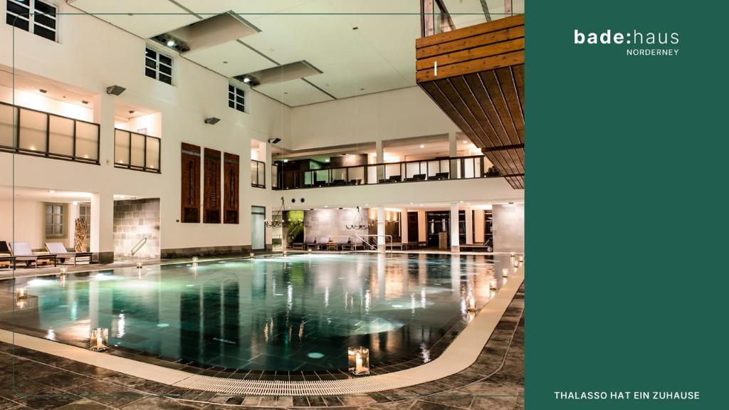 ein großes Schwimmbad in einem Gebäude in der Unterkunft Badehaus Norderney in Norderney