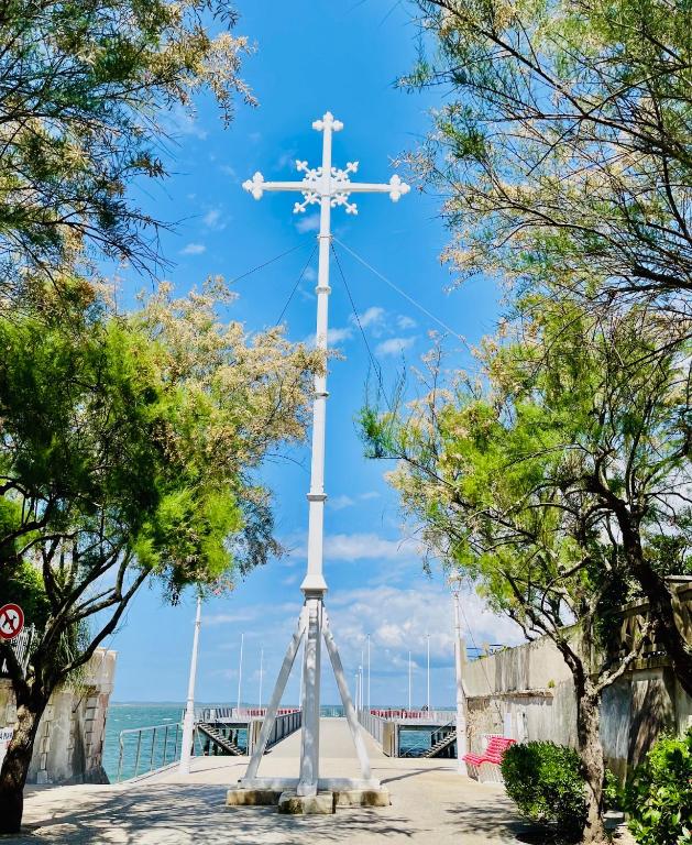une croix blanche devant l'océan dans l'établissement APPART 4 PERS. BALCON & PARKING - PLAGE & COMMERCES, à Arcachon