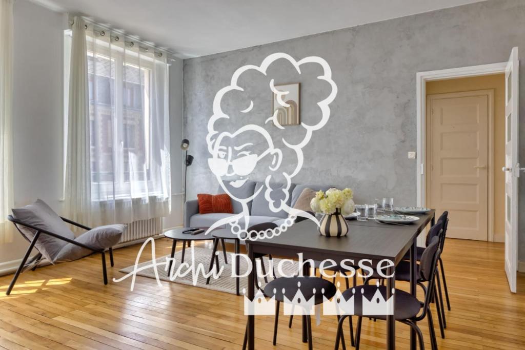 une salle à manger avec une table avec une fresque de femme sur le mur dans l'établissement Le Lili's Home élégant F4 proche du centre-ville de Rouen, à Rouen