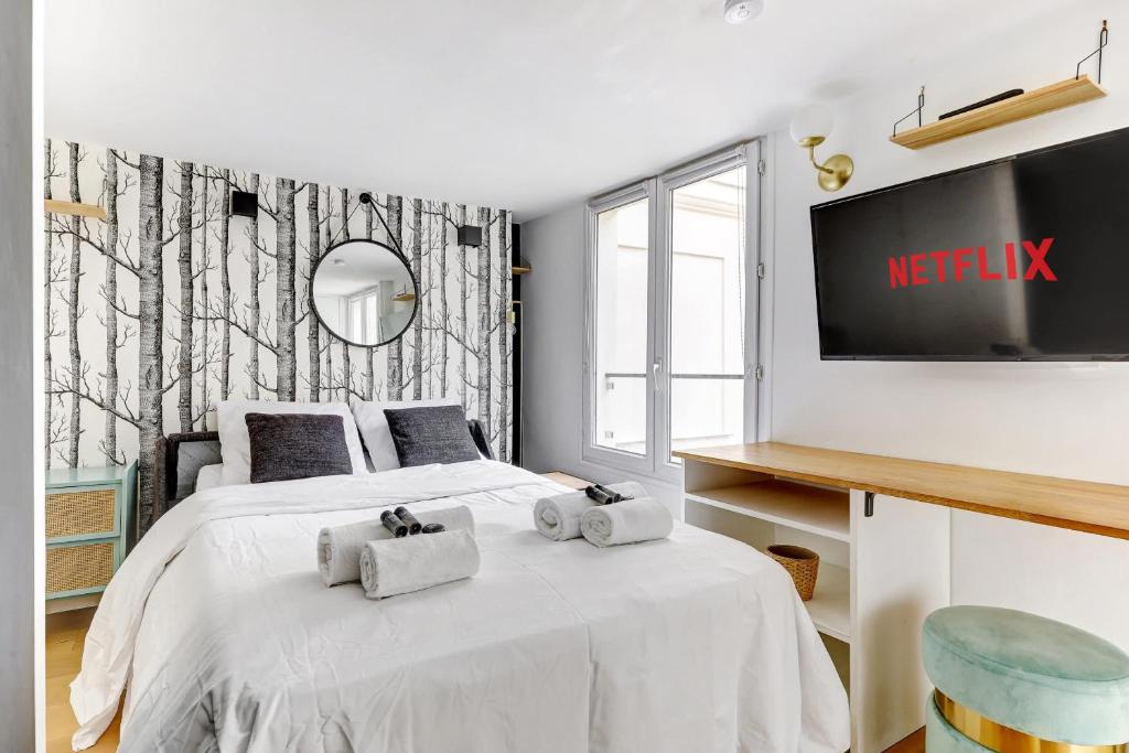 une chambre avec un lit avec deux serviettes dessus dans l'établissement BM-Studio lumineux pour 2 parfait a Paris, à Paris