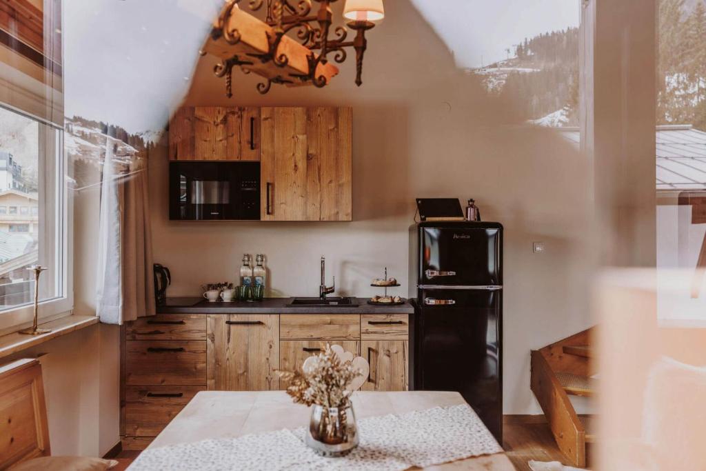 Kuchyň nebo kuchyňský kout v ubytování Hotel Glücksschmiede - Hinterglemm