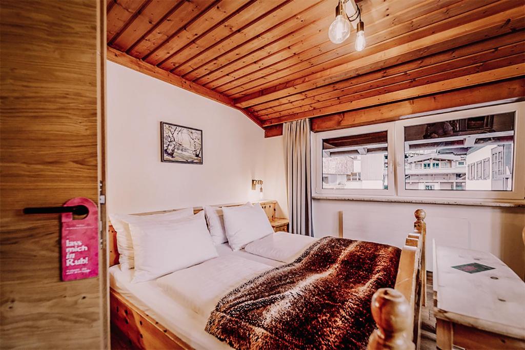 Postel nebo postele na pokoji v ubytování Hotel Glücksschmiede - Hinterglemm