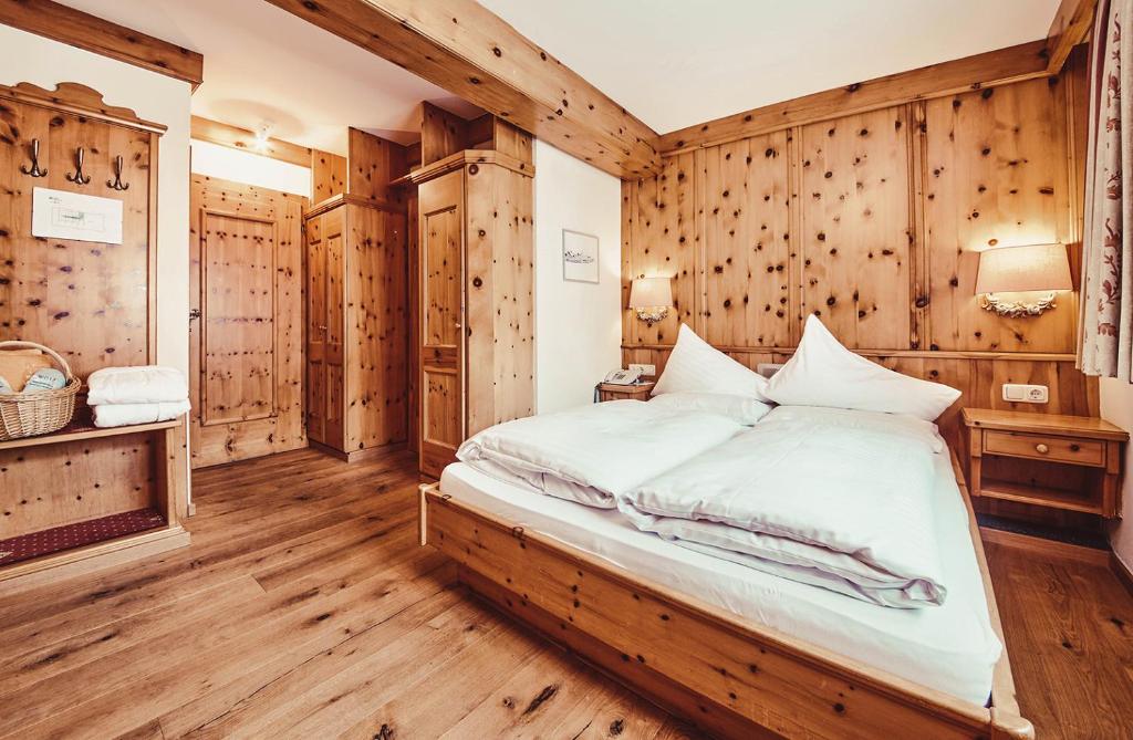 Postel nebo postele na pokoji v ubytování Hotel Glücksschmiede - Hinterglemm