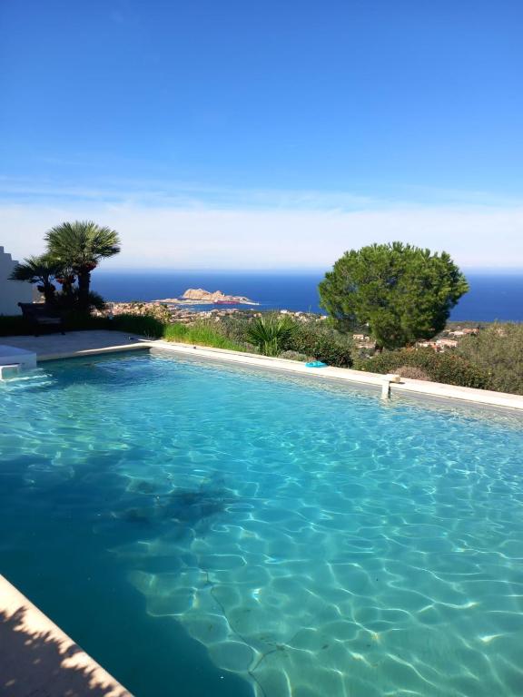 une piscine avec vue sur l'océan dans l'établissement Villa Monticello avec Piscine, à Monticello