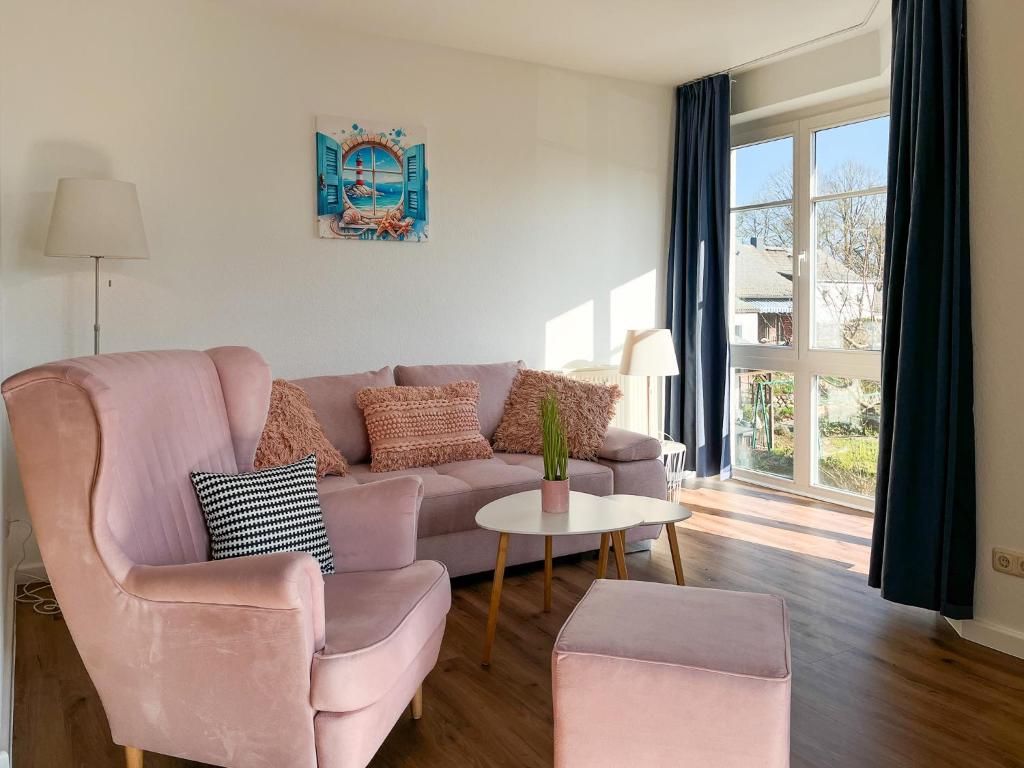 una sala de estar con un sofá y una mesa en Dünenblick Wohnung 24, en Boltenhagen
