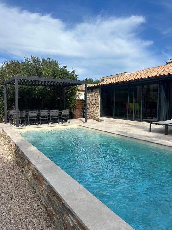 une piscine devant une maison dans l'établissement Villa 5 min walk to beach port, à Fréjus