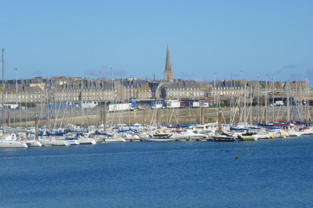 un groupe de bateaux est amarré dans un port dans l'établissement Résidence du Pré Brécel, à Saint-Malo