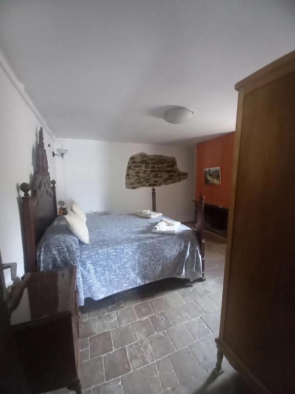 A bed or beds in a room at Hostal Rural Mas Blanc