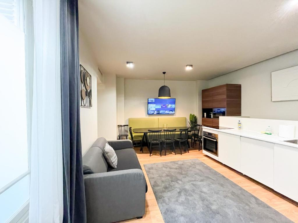 un salon avec un canapé et une cuisine dans l'établissement Urban Flat 139 - Duplex Flat Saint-Germain, à Paris