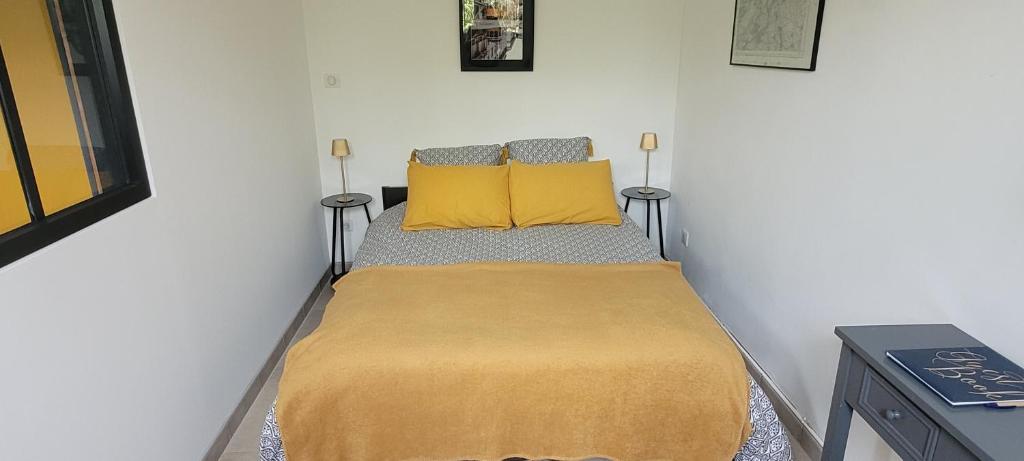 Postel nebo postele na pokoji v ubytování Location appartement dans mas provençal