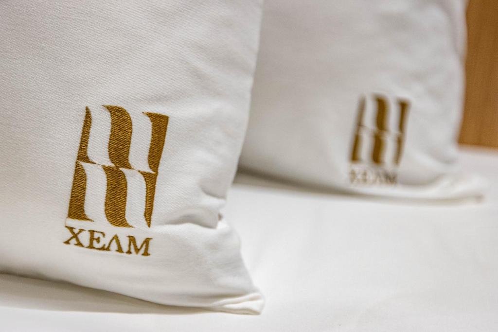 Una cama o camas en una habitación de Hotel Helm