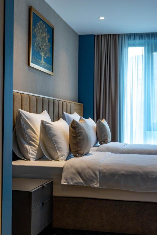 Una cama o camas en una habitación de Hotel Helm