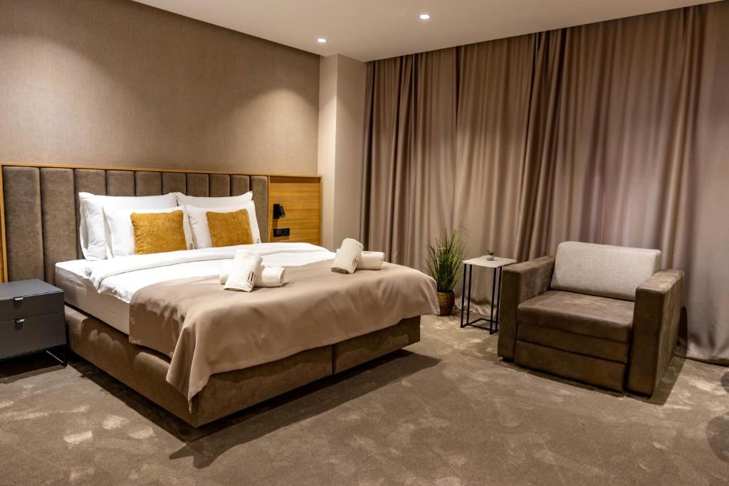 Una cama o camas en una habitación de Hotel Helm