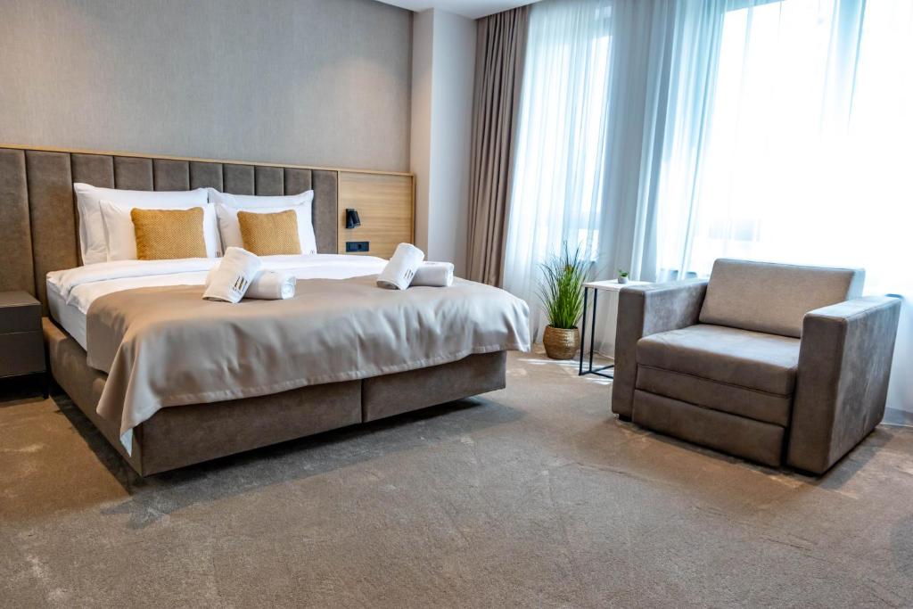 Una cama o camas en una habitación de Hotel Helm