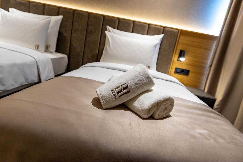 Una cama o camas en una habitación de Hotel Helm