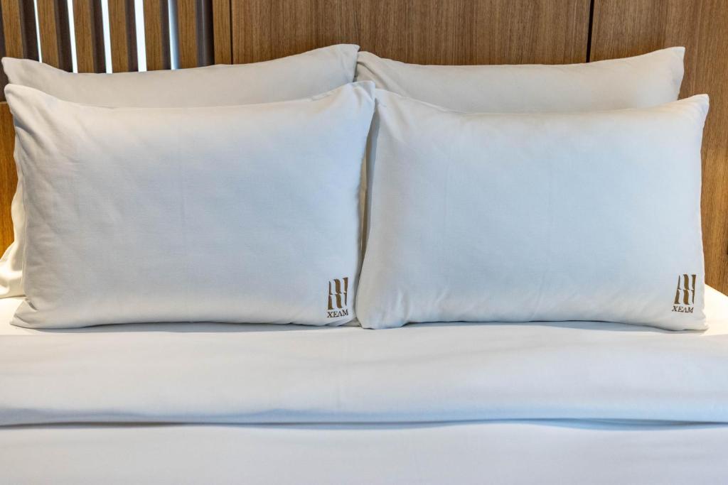 Una cama o camas en una habitación de Hotel Helm