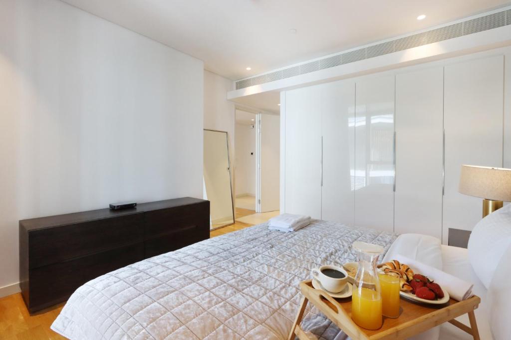 Postel nebo postele na pokoji v ubytování High-End 1BR Bluewaters Luxury Near Ain Dubai