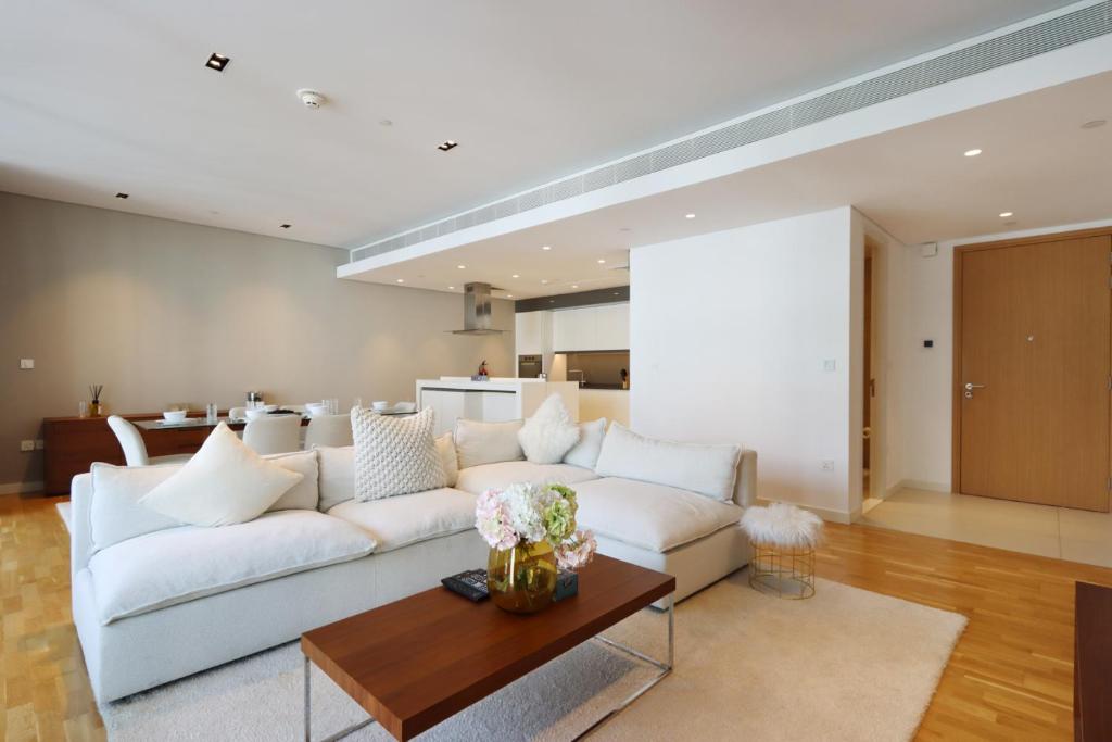 Posezení v ubytování High-End 1BR Bluewaters Luxury Near Ain Dubai