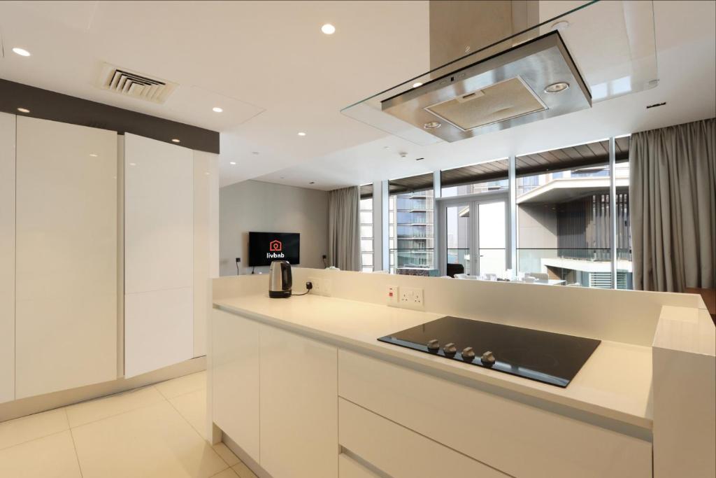 Kuchyň nebo kuchyňský kout v ubytování High-End 1BR Bluewaters Luxury Near Ain Dubai