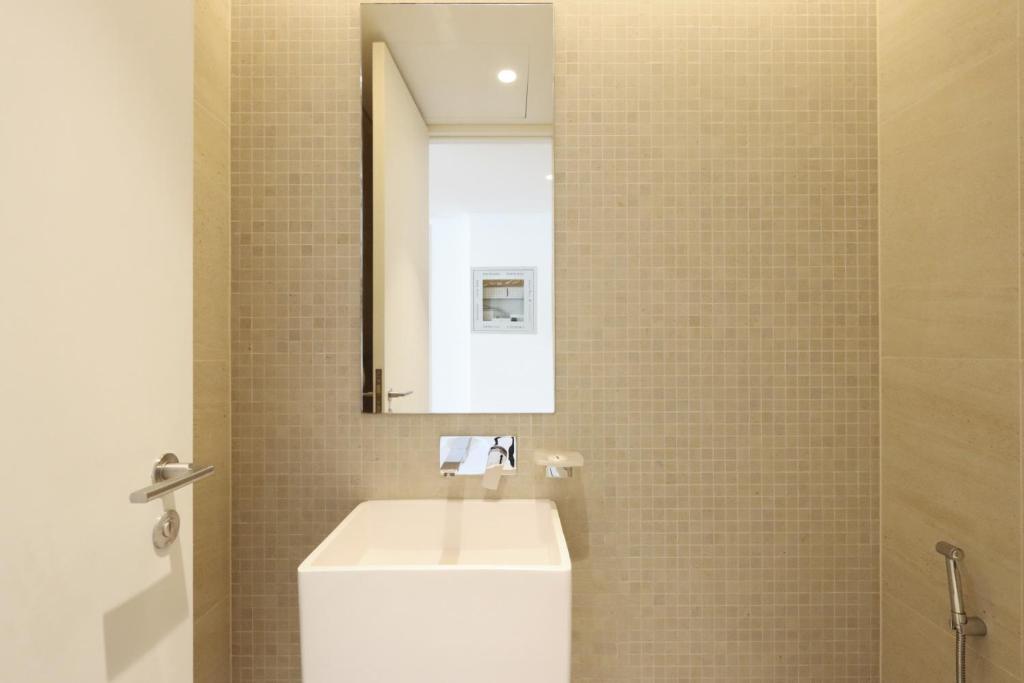 Koupelna v ubytování High-End 1BR Bluewaters Luxury Near Ain Dubai