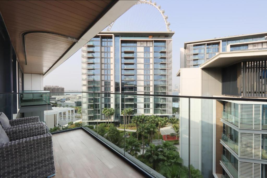 Balkón nebo terasa v ubytování High-End 1BR Bluewaters Luxury Near Ain Dubai