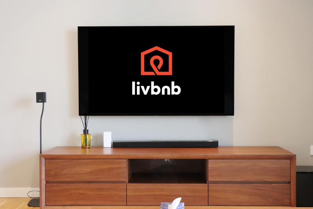 TV a/nebo společenská místnost v ubytování High-End 1BR Bluewaters Luxury Near Ain Dubai