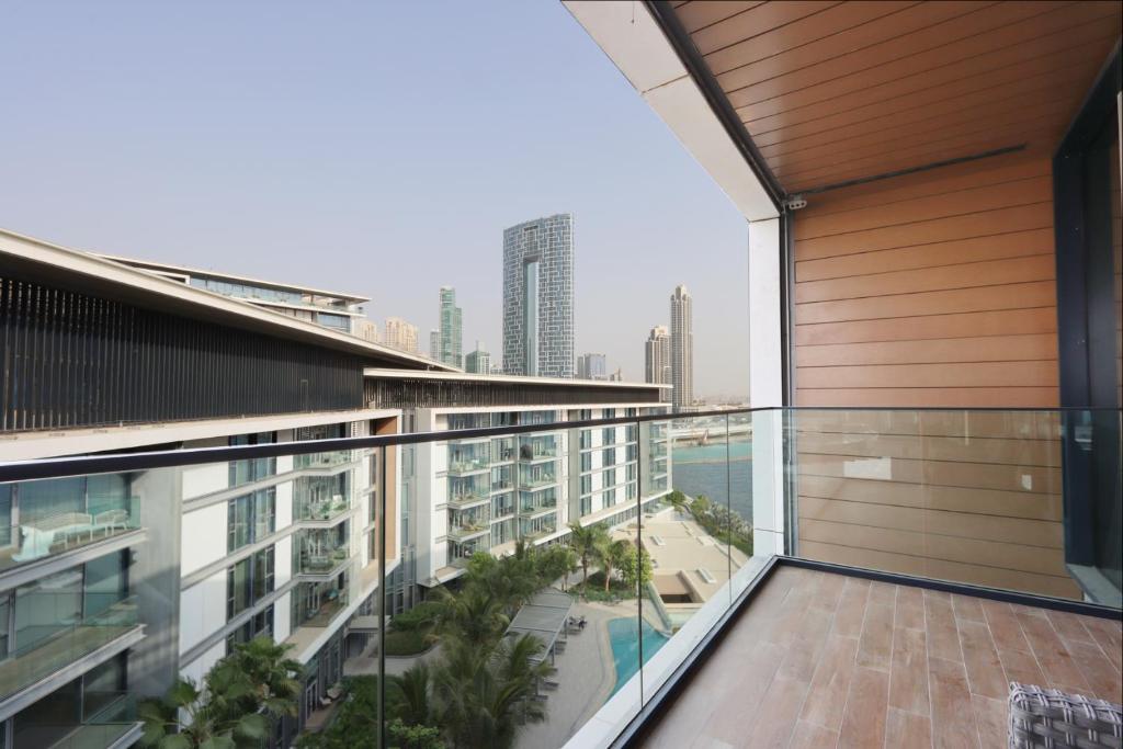 Balkón nebo terasa v ubytování High-End 1BR Bluewaters Luxury Near Ain Dubai