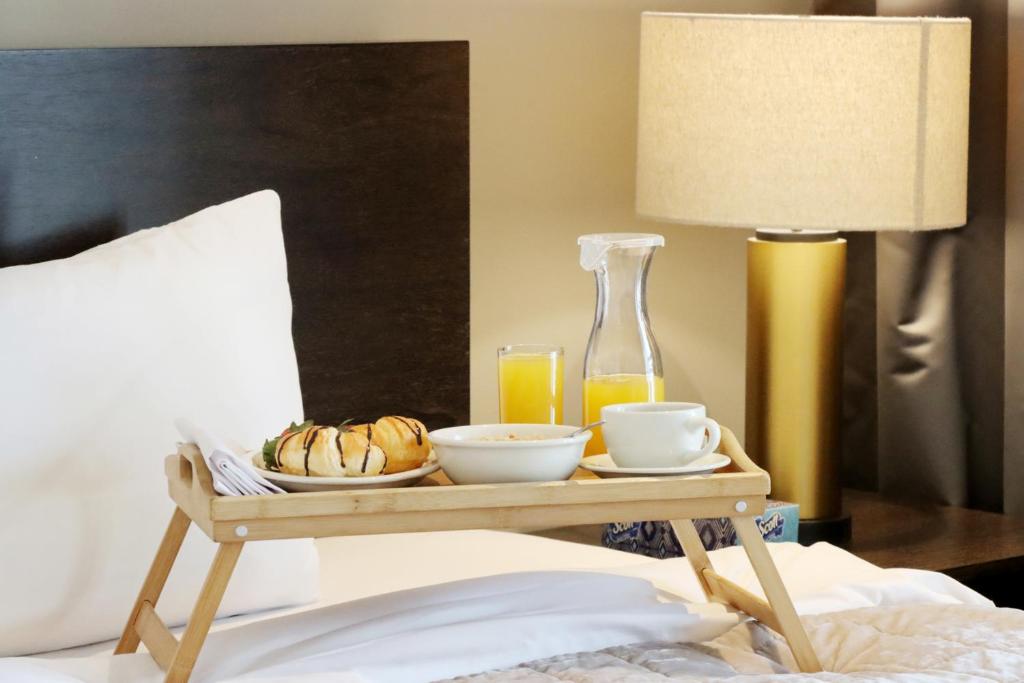 Postel nebo postele na pokoji v ubytování High-End 1BR Bluewaters Luxury Near Ain Dubai