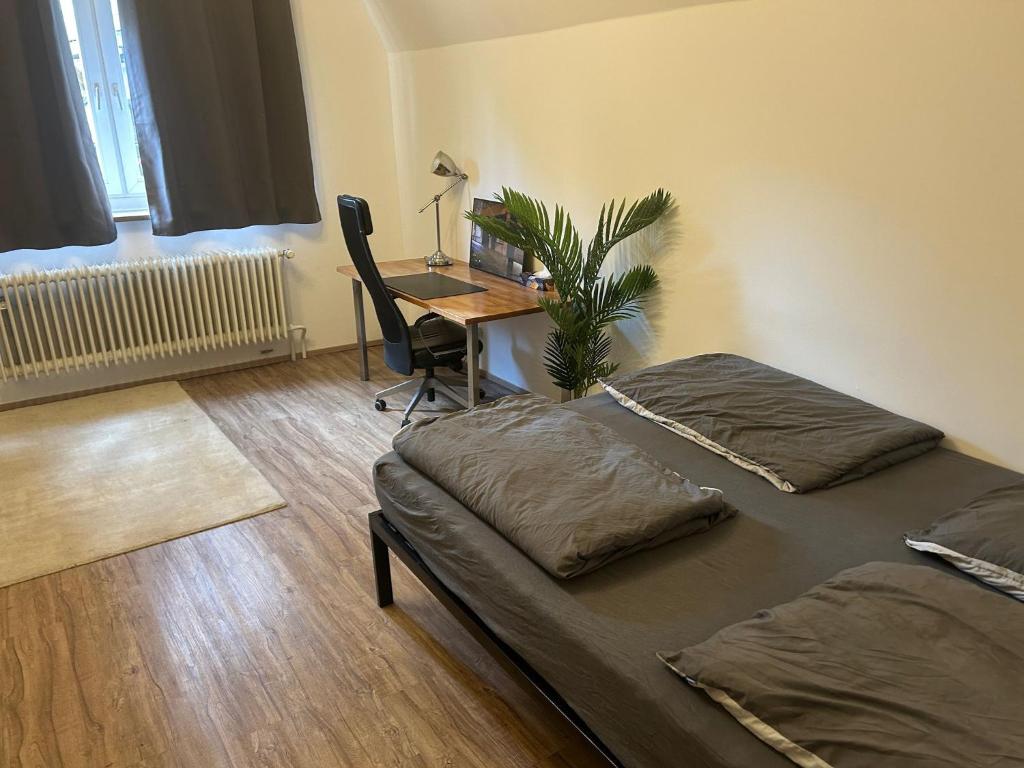 a room with two beds and a desk with a computer at 2 Zimmer Wohnung an der Isar in Munich