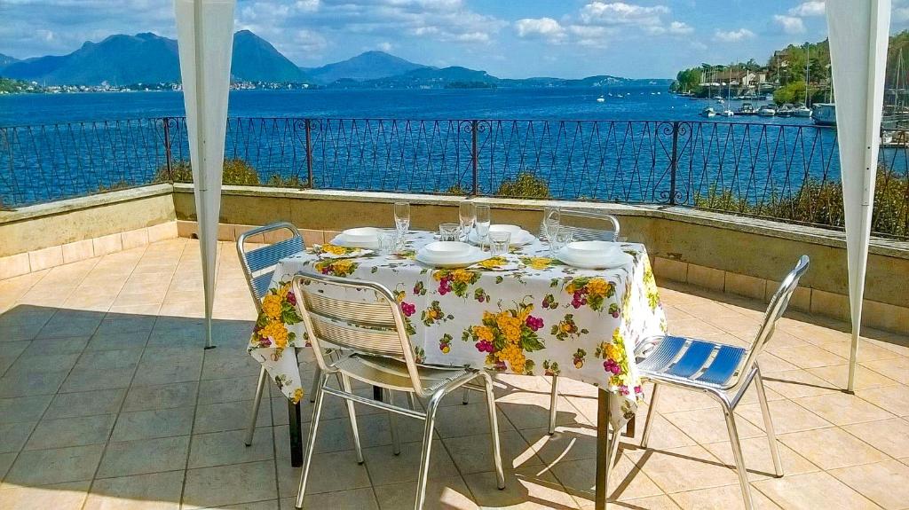 tavolo con sedie e tavolo e vista sull'acqua di Casa Domenica a Baveno