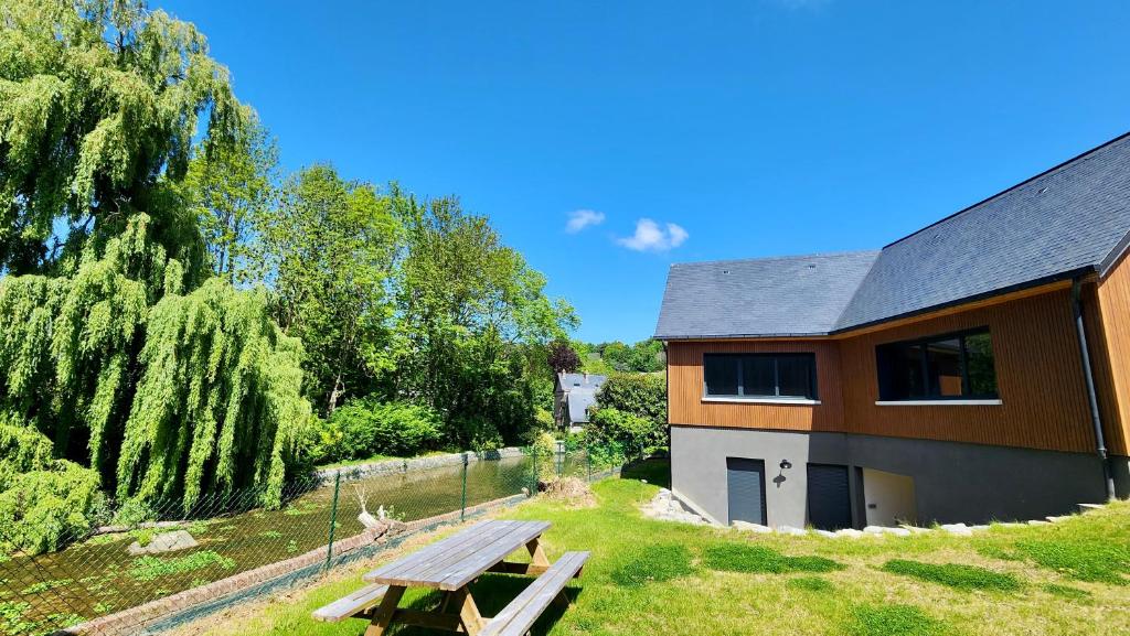 ヴール・レ・ローズにあるConfort détente près de la plageのピクニックテーブル付きの家