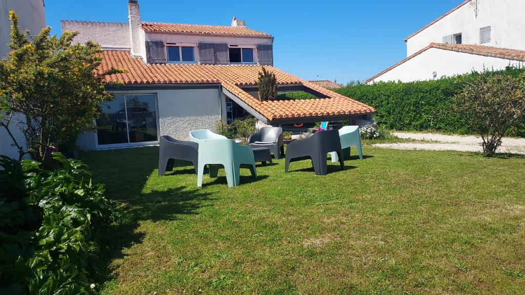 Zahrada ubytování Maison face a la mer