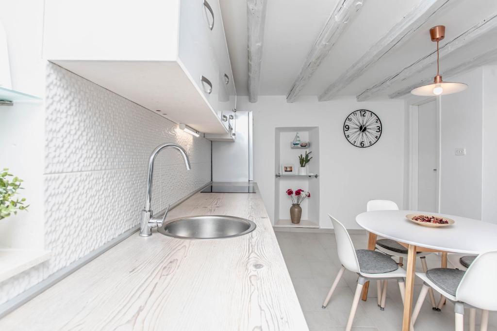Kuchyňa alebo kuchynka v ubytovaní Apartman Dioniz