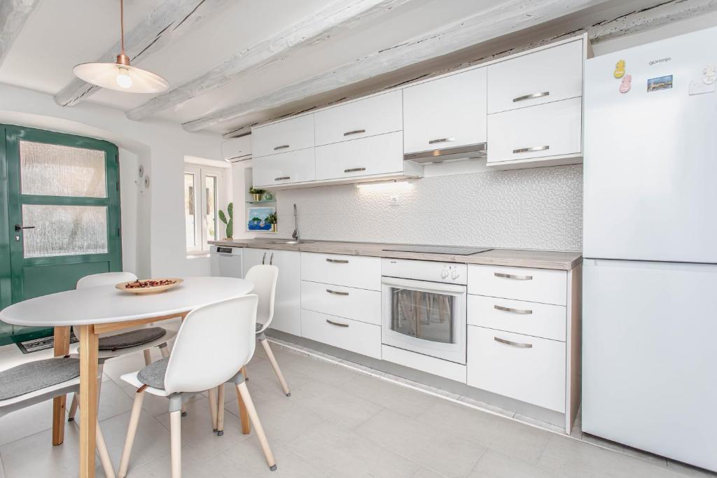 Kuchyňa alebo kuchynka v ubytovaní Apartman Dioniz