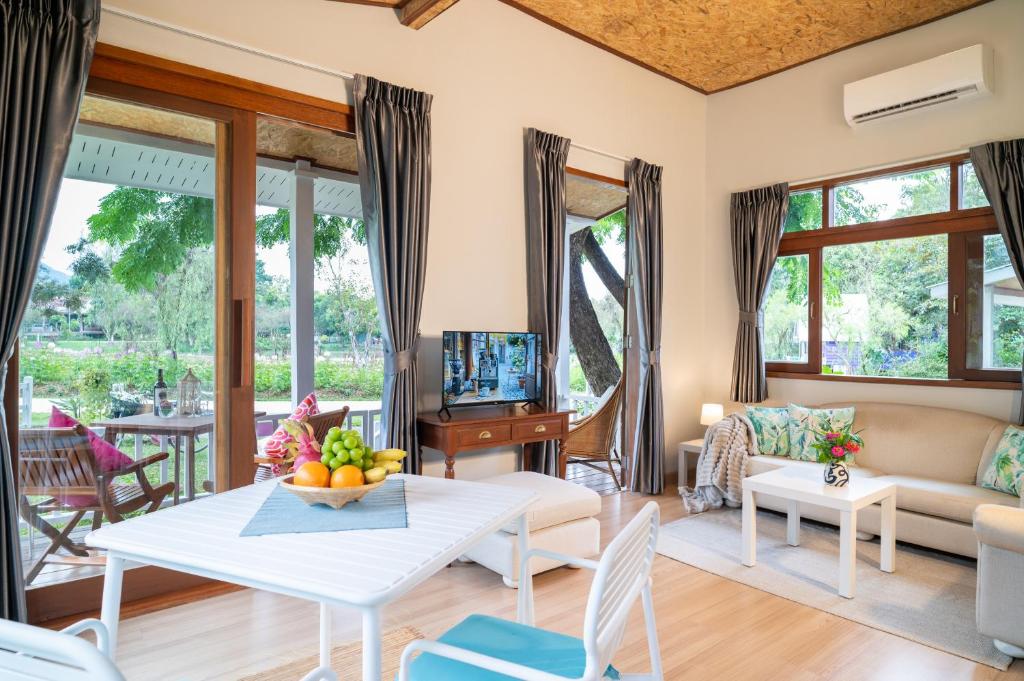 TV a/nebo společenská místnost v ubytování Luxury Farm House