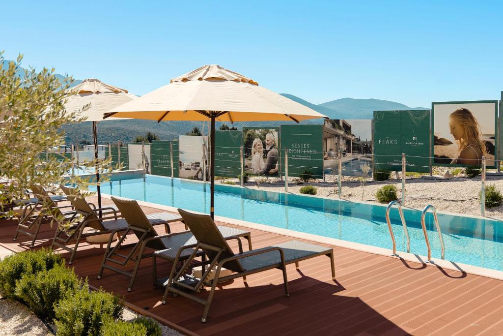 Bazén v ubytování Nana & Nona Luštica Bay nebo v jeho okolí