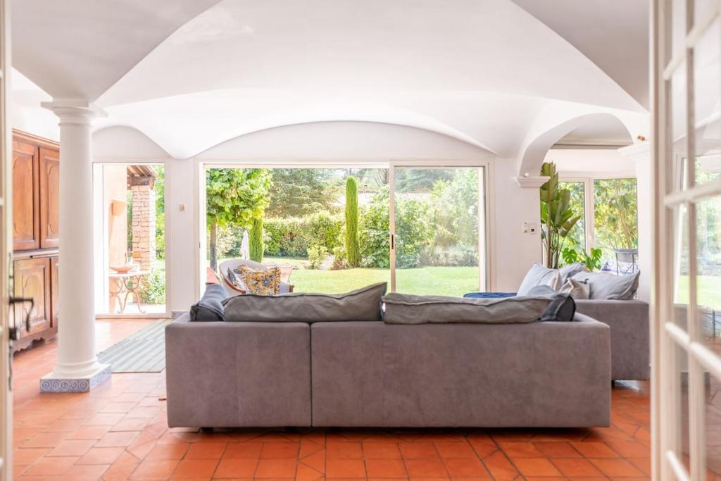 - un grand salon avec un canapé au milieu dans l'établissement Villa Aixcellence, au Tholonet
