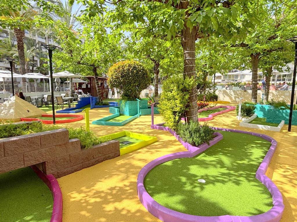 Vonkajšia záhrada v ubytovaní Rentalmar Salou Playa Family Suites & Pool