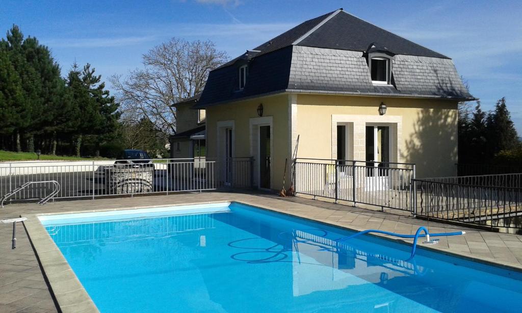 ein Haus mit einem Pool vor einem Haus in der Unterkunft Chambres d'Hôtes Entre Deux Rives in Honfleur