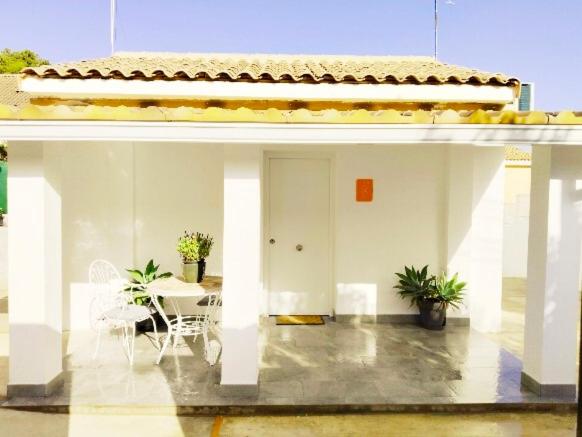 ein Raum mit einem Tisch und Stühlen in einem Gebäude in der Unterkunft Casa Robles, casa con piscina y barbacoa in Partida de La Cañada