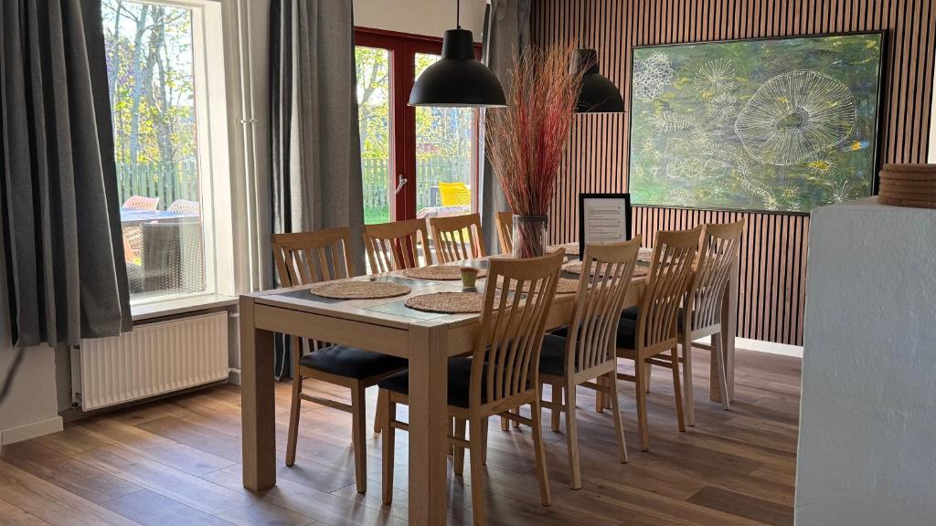 ein Esszimmer mit Tisch und Stühlen in der Unterkunft Guest Home Oksbøl in Oksbøl