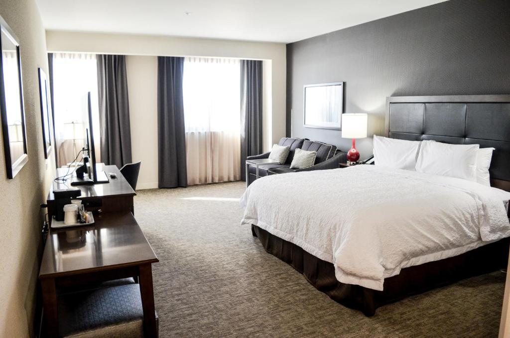 Habitación de hotel con cama y sofá en Hampton Inn & Suites - Richmond - Downtown, VA en Richmond