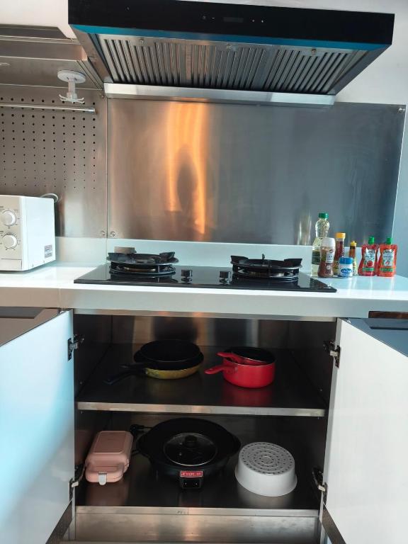 Kuchyň nebo kuchyňský kout v ubytování Sawadee Guesthouse Suvarnabhumi